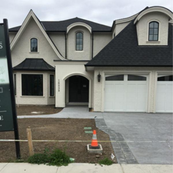 An unobstructed in-ground water meter in front of a house
