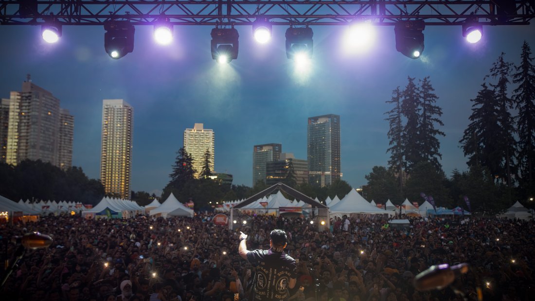 Sharry Mann performing to large crowd