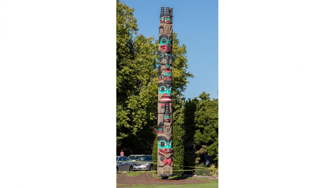 Skedans Grizzly Bear Pole Front View