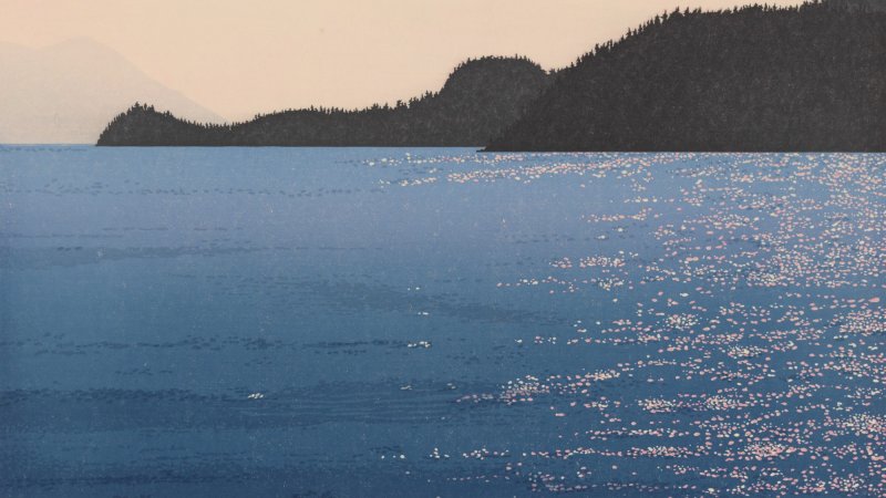 A woodblock print depicting a calm ocean with glistening waves cast by the sun from the right. Forest-covered hilly islands stretch across in the distance.
